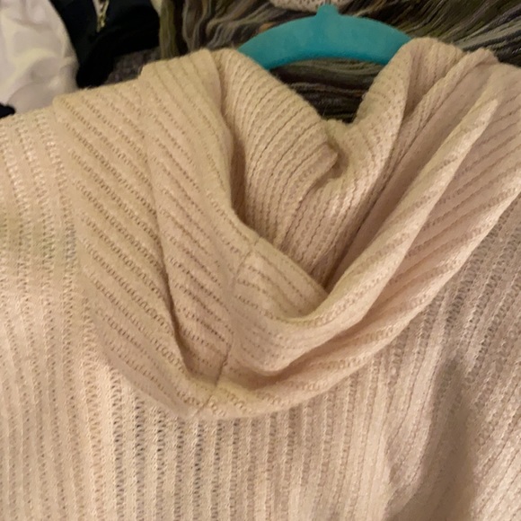 Knit shrug with hood and fringe🌸🌸 - Picture 4 of 5